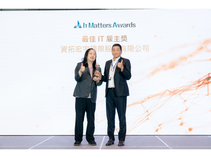資拓宏宇王芝和執行長(右)接下由數位發展部唐鳳部長(左)頒發之「最佳IT雇主獎」